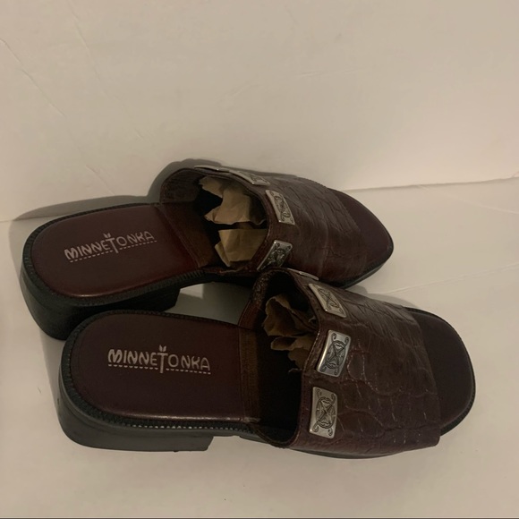Minnetonka 8 5523 leather slide on sandals metal embossed pebbled heeled shoes - Picture 4 of 9